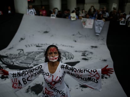 Una mujer participa en una protesta contra la violencia a los periodistas en Ciudad de México.