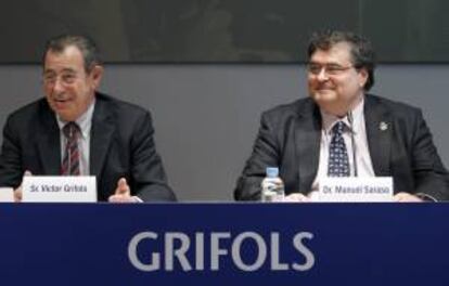 El presidente y consejero delegado de Grifols, Víctor Grifols, y el neurobiólogo Manuel Sarasa, fundador y consejero delegado de Araclon, en una comparecencia en Barcelona. EFE/Archivo