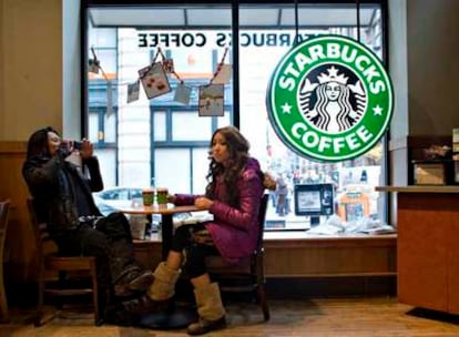 Starbucks reconoce que el estallido de la doble burbuja hipotecaria y en el mercado de la vivienda está afectando a sus clientes.