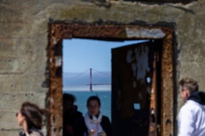 La puerta por la que se sale del patio de la prisión al exterior. Al fondo, el puente Golden Gate.