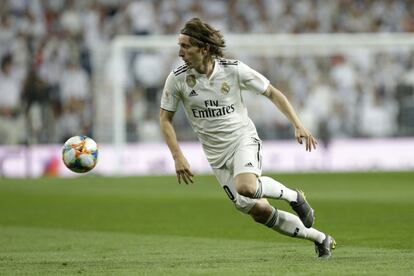 El centrocampista del Real Madrid, Luka Modric, corre con el balón en una jugada del partido.