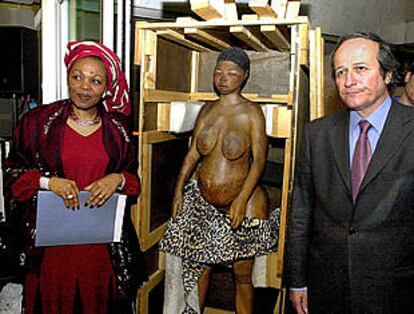 La embajadora de Suráfrica en Francia y el ministro francés de Investigación, junto a la <b></b><i>Venus hotentote.</i>