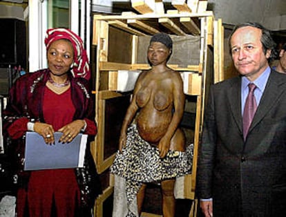 La embajadora de Suráfrica en Francia y el ministro francés de Investigación, junto a la <b></b><i>Venus hotentote.</i>