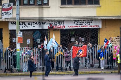 Manifestantes en la inmediaciones del Congreso en Valparaíso durante la llegada de Boric para su segunda Cuenta Pública. 