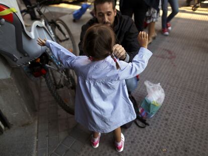 Un padre con su hija a la entrada del colegio. Foto: Samuel Sánchez