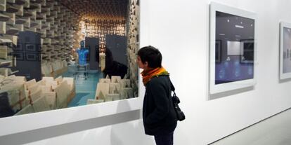 Una mujer observa una foto de Lynne Cohen en la sala Rekalde.