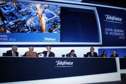 Mesa presidencial de la junta de accionistas de Telefónica, el pasado 2 de junio en Madrid.