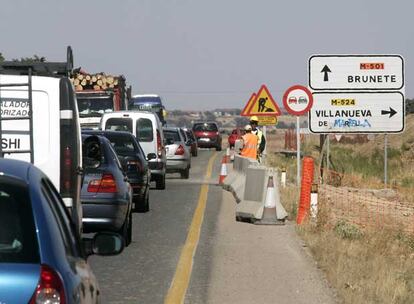 Dos obreros del desdoblamiento de  la carretera de los pantanos, ayer.