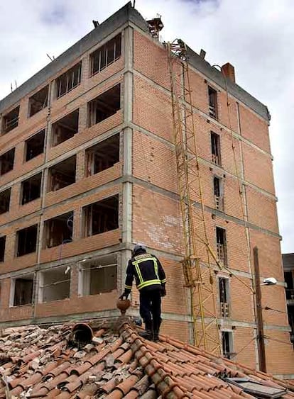 El brazo de la grúa cayó sobre dos casas de planta baja.