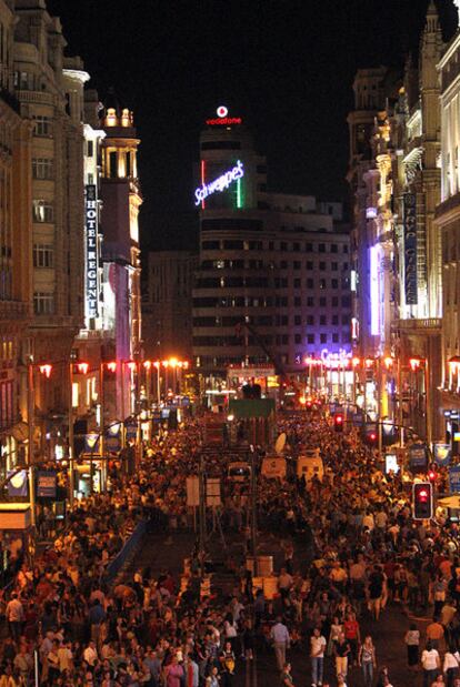 La Gran Vía y su entorno se abarrotaron mucho antes de la medianoche y hasta bien entrada la madrugada.