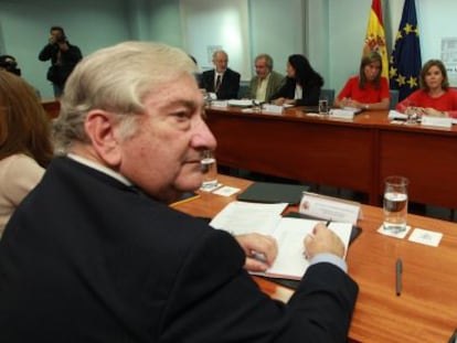 Javier Rodríguez en una reunión sobre el ébola el lunes. 