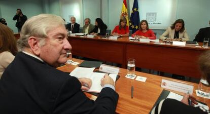 Javier Rodríguez en una reunión sobre el ébola el lunes. 