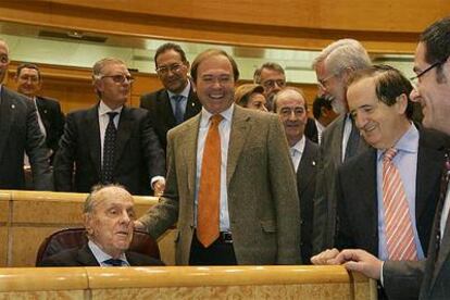 Fraga, en su escaño de senador, recibe la felicitación de García Escudero y Juan José Lucas, a su izquierda, entre otros.