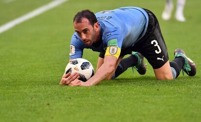 Godín,en el suelo, durante el Uruguay-Rusia celebrado en Samara.