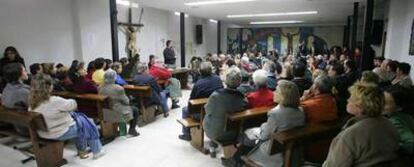 Feligreses de San Carlos Borromeo, durante una asamblea celebrada en la iglesia.