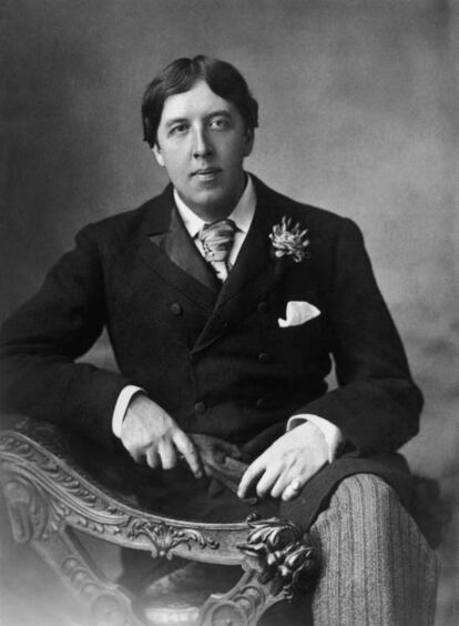 Cultivador de um dandismo único, colecionador de arte, boêmio inveterado e amante da boa gastronomia, Oscar Wilde (Dublin, Irlanda, 1854- Paris, França, 1900) nasceu no seio de uma família abastada, chegou a ser muito rico graças a seu trabalho e relações sentimentais, esbanjou conscientemente quase tudo que ganhou e morreu em Paris completamente arruinado. Em seus últimos dias, dependia da caridade de amigos e conhecidos a quem abordava em tabernas e boates para lhes pedir alguns francos. Para o médico que o atendeu em seu leito de morte confessou que não podia pagar por seus serviços: “Veja o senhor, doutor, que vou morrer como vivi, muito acima de minhas possibilidades”. Em sua defesa, há que se dizer que Wilde não foi arruinado apenas por seus hábitos de bon-vivant e sua inconsequência: o escândalo homofóbico em que se viu envolvido ao tornar pública sua relação com o jovem aristocrata lord Alfred Douglas teve também muito a ver com seus problemas financeiros. Na imagem, Oscar Wilde em 1889.