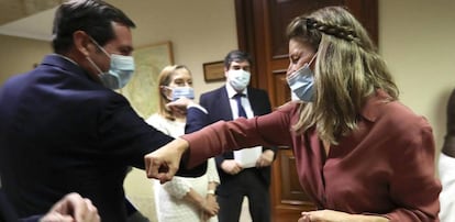 El presidente de CEOE, Antonio Garamendi, saluda a la ministra de Trabajo, Yolanda Díaz, en el Congreso de los Diputados.