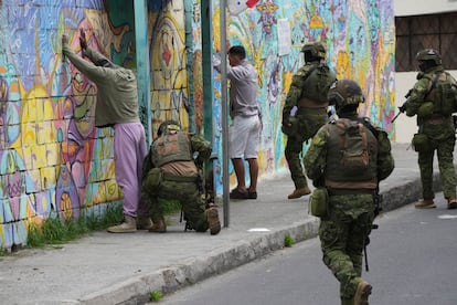 Soldados registran a residentes en busca de armas debido al  decreto de estado de emergencia nacional, en el norte de Quito, Ecuador, el 11 de enero de 2024. 