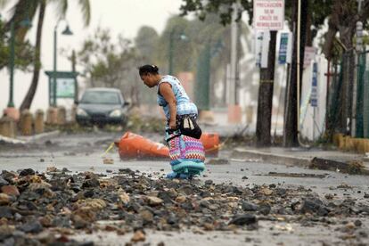 Una mujer en una carretera tras el paso del huracán Irma en Fajardo, Puerto Rico, el pasado jueves.