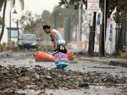 Una mujer en una carretera tras el paso del huracán Irma en Fajardo, Puerto Rico, el pasado jueves.