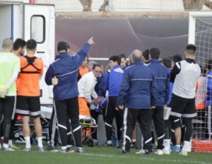 Una ambulancia se lleva al utillero Serreta durante el entrenamiento del Valencia.