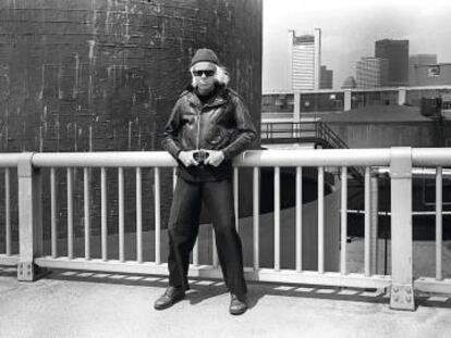 Retrato de Minor White ‘On the bridge’ (1976).