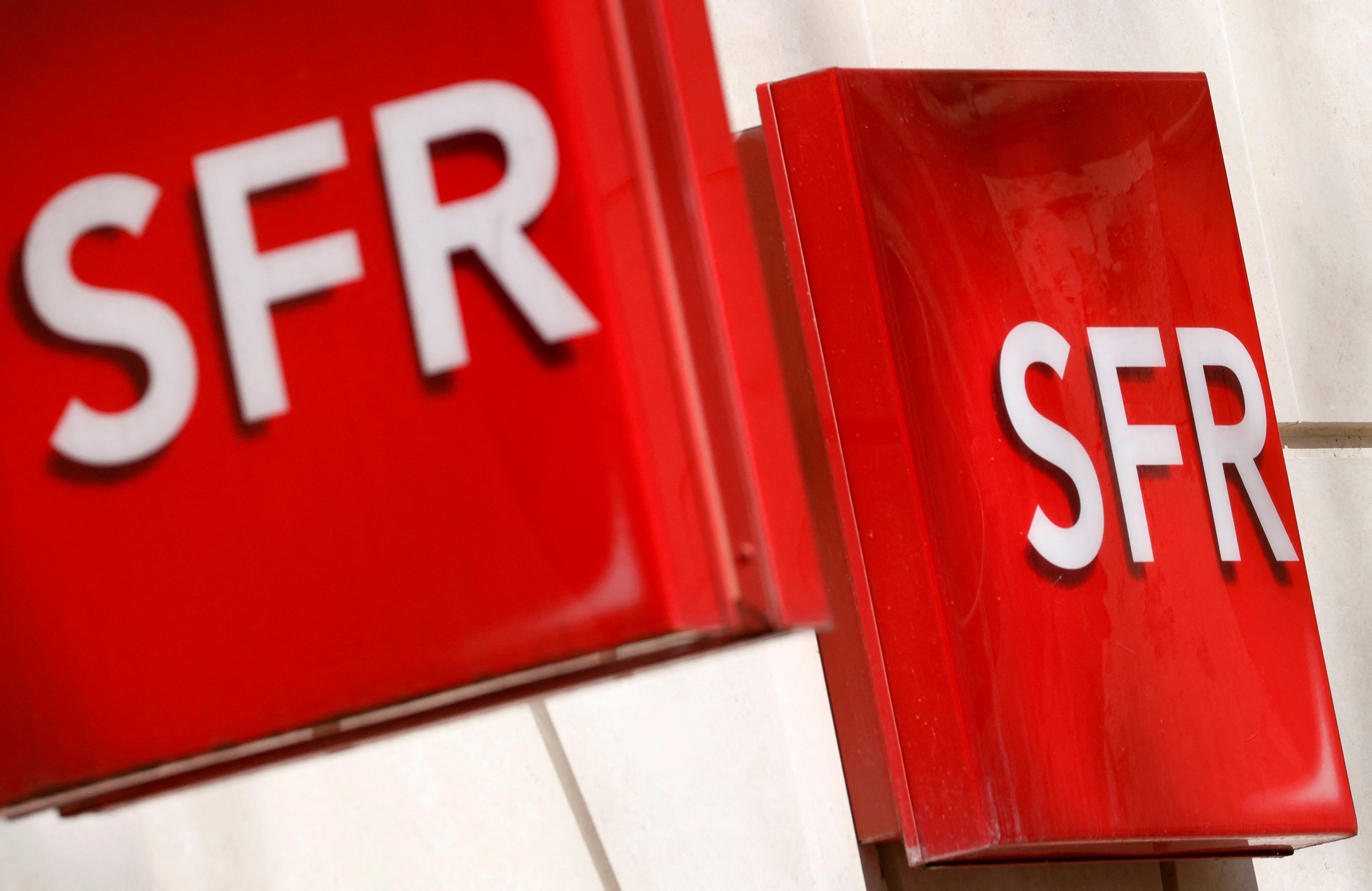 Logos de SFR. 