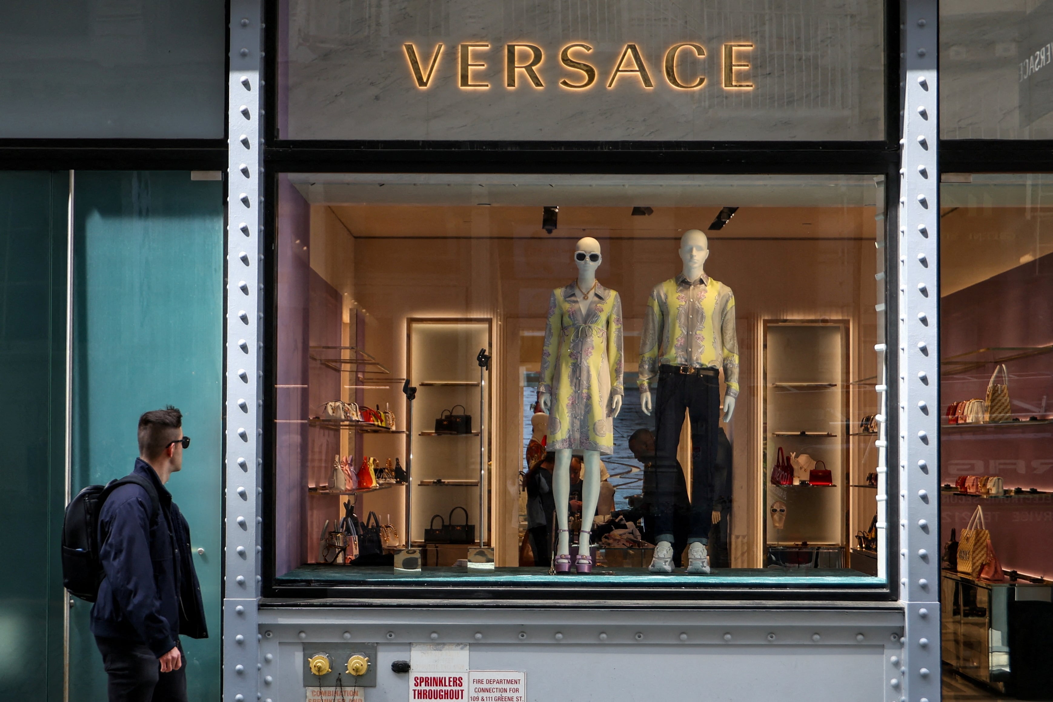 El grupo italiano de moda Prada completa la compra de Versace por 1.184 millones