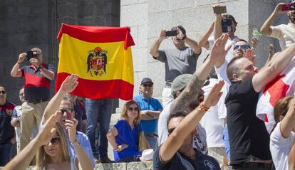 Profranquistas concentrados en el Valle de los Caídos para protestar por el plan del Gobierno de exhumar a Franco.