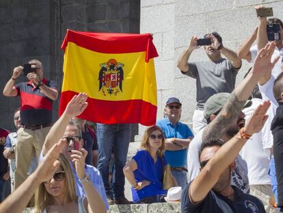 Profranquistas concentrados en el Valle de los Caídos para protestar por el plan del Gobierno de exhumar a Franco.