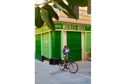 Un ciclista consulta un plano en Palma de Mallorca.