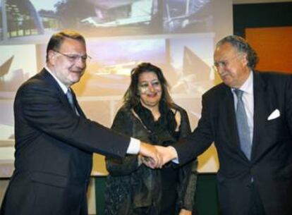 Xabier de Irala (izquierda), Zaha Hadid e Iñaki Azkuna, se dan la mano durante la presentación del acuerdo.