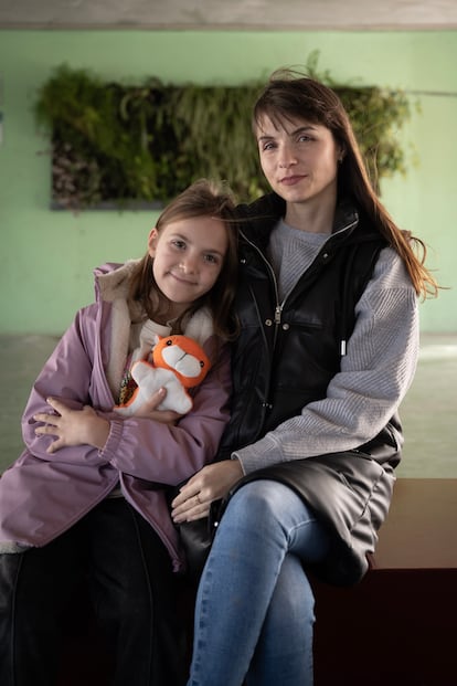 Olena Zabihailo posa con su hija Anastasia de 8 años en el IES El Carmen de Murcia.