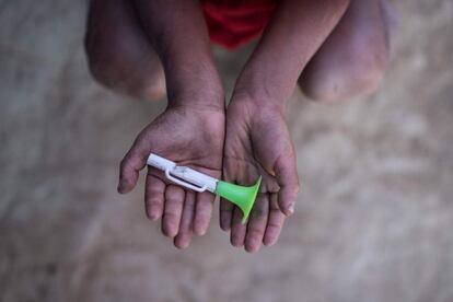 El niño inmigrante rohingya Mohammad Arafath de 4 años, que llegó a Bangladés a principios de septiembre, sostiene una mini trompeta de juguete en el campamento de refugiados de Thankhali en Cox’s Bazar. 