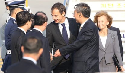 El presidente Zapatero, junto a la ministra de Economía, Elena Salgado, tras aterrizar en Seúl para asistir a la cumbre del G-20.