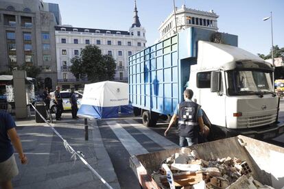 Varios polic&iacute;as delante del cami&oacute;n que atropell&oacute; al ciclista.