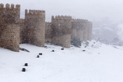 Detalle de la muralla de Ávila bajo la intensa nevada caída hoy en la capital abulense.