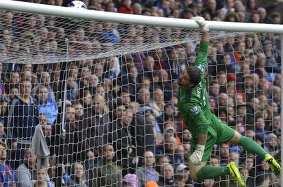 Speroni repele un lanzamiento ante el City.