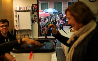 Personas votando en el referéndum independentista catalán en el Espacio joven La Fontana, en Barcelona.