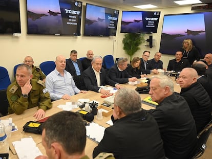 Netanyahu preside la reunión del gabinete de guerra, en Kirya, Tel Aviv, en una imagen cedida por su gabinete.