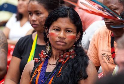 Bel Juruna, a nova liderança feminina da Volta Grande do Xingu, em audiência pública realizada em novembro de 2016, em Altamira, no Pará.