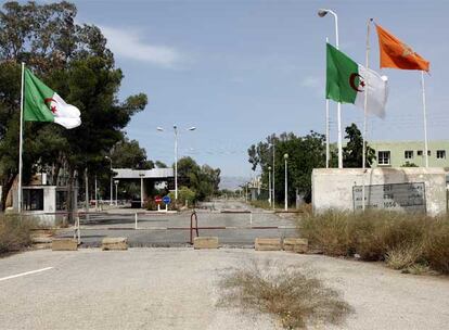 Las banderas marroquíes y argelinas ondean al viento en el fantasmagórico puesto fronterizo de Zouj Bghal.