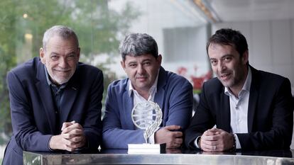 BARCELONA, 16/10/2021.- El trío de escritores y guionistas Jorge Díaz (i), Antonio Mercero (c) y Agustín Martínez (d), que hasta anoche, cuando ganaron el Premio Planeta, se ocultaban tras el seudónimo de Carmen Mola, posan para la entrevista con la agencia Efe en la que consideran que "la creación colectiva no está tan valorada en la literatura" como en otras artes. EFE/Quique Garcia