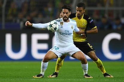 Isco protege el bal&oacute;n ante el marcaje de Jeremy Toljan en el partido contra el Borussia. 