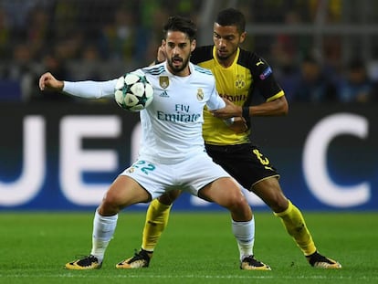 Isco protege el bal&oacute;n ante el marcaje de Jeremy Toljan en el partido contra el Borussia. 