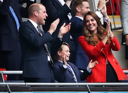 En un gesto inesperado, el príncipe Jorge acudió con sus padres a ver algún partido de Inglaterra en la Eurocopa. Aquí, en la semifinal entre Inglaterra y Alemania, donde se pudo ver al pequeño contento y muy expresivo al celebrar los goles de su seleccion nacional. Menos entusiasmado se mostró en la final, a la que también acudió, cuando los ingleses perdieron contra Italia. También llamó la atención el atuendo de Jorge, vestido con camisa y corbata a semejanza de su padre.