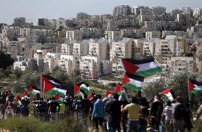 Desde que ocupó Cijordania y Jerusalén Este tras la guerra de 1967, Israel no ha dejado de colonizar esos territorios palestinos, sobre todo después de que renunciara hace un decenio a permanecer en la franja de Gaza. En esta serie de fotografías facilitadas por la ONG israelí Peace Now, se observa la evolución de su expansión. Los asentamientos han venido creciendo a un ritmo anual del 5% para sumar hoy más de 600.000 colonos. Entre 1967 y 1978 se instalaron 22.000 colonos judíos en los territorios. Y en 1993, en vísperas de los Acuerdos de Oslo de los que surgió la Autoridad Palestina, eran ya 160.000 los habitantes de los asentamientos. Los israelíes controlan directamente las dos terceras partes de Cisjordania y todo Jerusalén Este, en donde ahora están censados cerca de 200.000 colonos judíos. En la imagen, marcha de protesta palestina ante el asentamiento de Modiin Illit, en Cisjordania, el 27 de febrero de 2015.