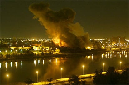 El intenso bombardeo de anoche sobre Bagdad incendió el Ministerio de Planificación de la capital iraquí.
