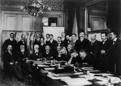 Participantes en la primera Conferencia de Solvay, en Bruselas, en 1911. De izquierda a derecha, sentados, Walther Nernst, Marcel Brillouin, Ernest Solvay, Hendrik Lorentz, Emil Warburg, Jean Baptiste Perrin, Wilhelm Wien, Marie Skłodowska-Curie y Henri Poincaré. De pie, Robert Goldschmidt, Max Planck, Heinrich Rubens, Arnold Sommerfeld, Frederick Lindemann, Maurice de Broglie, Martin Knudsen, Friedrich Hasenöhrl, Georges Hostelet, Edouard Herzen, James Hopwood Jeans, Ernest Rutherford, Heike Kamerlingh Onnes, Albert Einstein y Paul Langevin.