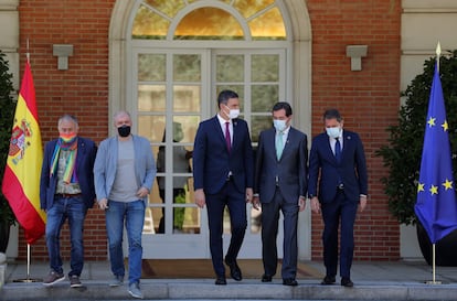 Desde la izquierda: los secretarios generales de UGT, Pepe Álvarez, y de CC OO, Unai Sordo; el presidente del Gobierno, Pedro Sánchez, y los presidentes de CEOE, Antonio Garamendi, y Cepyme, Gerardo Cuerva.